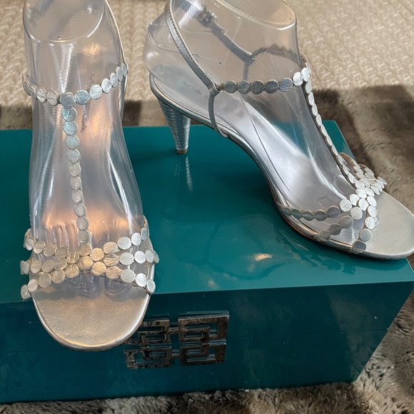 Via Spiga Shoes - Excellent Condition! Via Spiga Silver T-Strap Size 7.5M